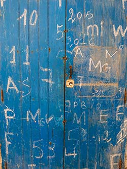 Blaue Tür mit Schrift